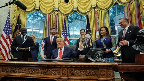 Donald Trump sitzt im Oval Office hinter dem Schreibtisch, flankiert von Aussenminister Marco Rubio und Vizepräsident JD Vance. Ihnen gegenüber stehen die Aussenministerin von Kongo-Kinshasa, Thérèse Kayikwamba Wagner, und der Aussenminister Ruandas, Olivier Nduhungire.he.
