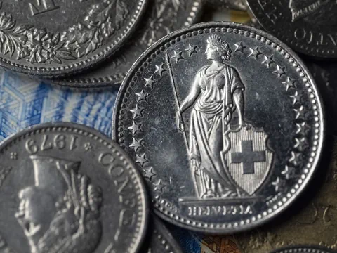 Nahaufnahme von Schweizer Münzen, hervorgehobener Franken.