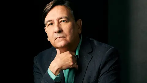 Der Autor Alain Claude Sulzer vor schwarzem Hintergrund.