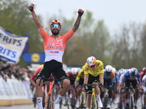 Filippo Ganna reisst die Arme in die Luft.