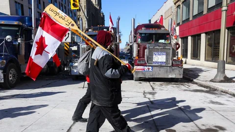 Protestierende mit Kanada-Flagge.