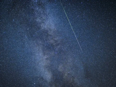 Sternenhimmel mit Milchstrasse und Meteor.