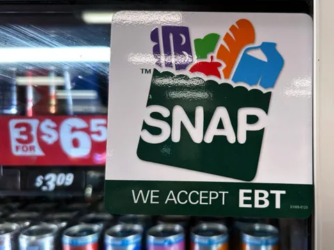SNAP und EBT Akzeptanzaufkleber an Getränkekühler.
