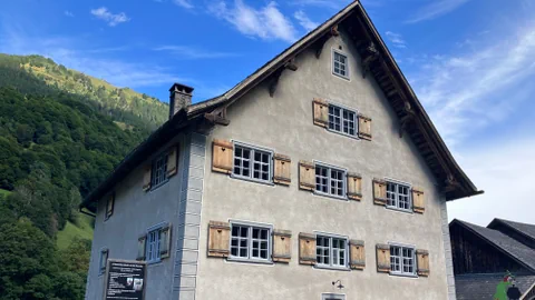 Gebäude mit Holzfensterläden.