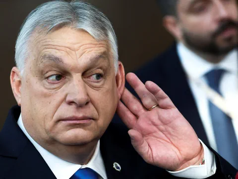 Mann hebt Hand ans Ohr in Nahaufnahme.