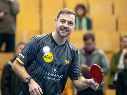 Tischtennisspieler mit Schläger 
