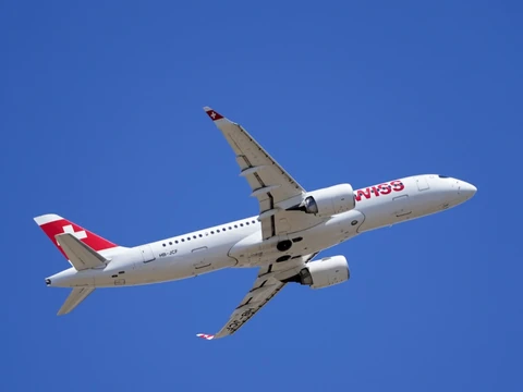 Flugzeug der Swiss International Air Lines am Himmel.