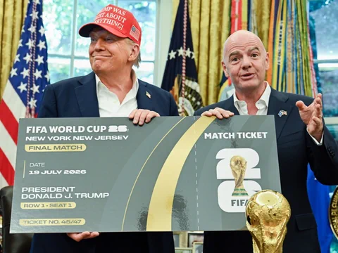 Donald Trump und Gianni Infantino halten symbolisches Ticket für FIFA-Weltmeisterschaftsfinale 2026.