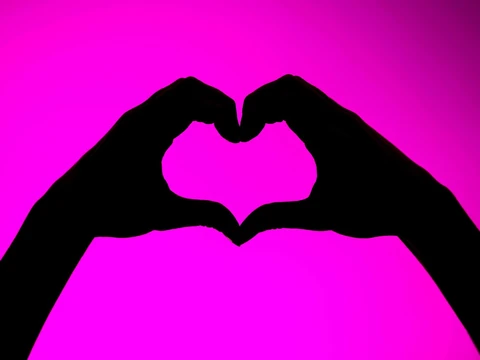 Herzgeste mit Fingern