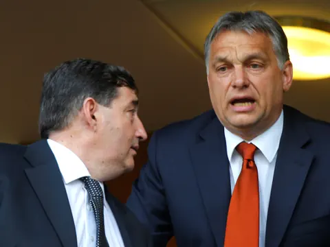 Zwei Männer in Anzügen unterhalten sich.