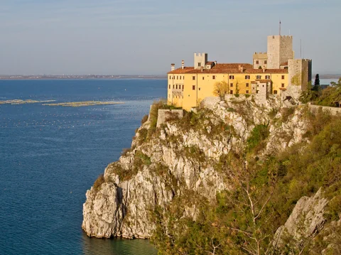 Schloss auf Felsklippe am Meer.