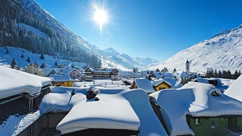 Andermatt im Winter mit verschneiten Dächern.