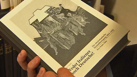 Der Autor hält das Buch in der Hand.