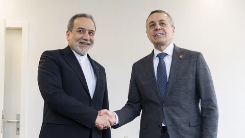 Araghtschi und Cassis geben sich die Hand. 