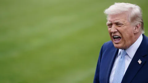 Person im Anzug (Trump) schreit im Freien.