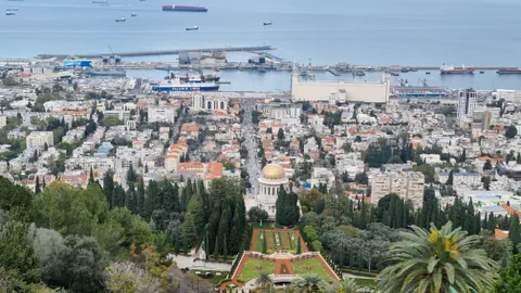 Panoramablick auf Stadt und Hafen von Haifa, Israel.