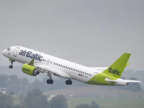 Ein Flugzeug der lettischen Fluggesellschaft Air Baltic hebt ab.