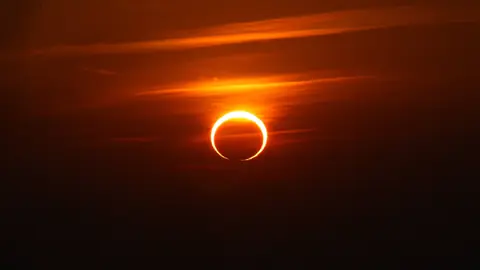 Auf dem Bild ist eine ringförmige Sonnenfinsternis zu sehen.
