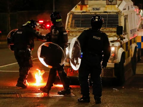 Trotz Appellen zur Ruhe - Erneute Ausschreitungen in Nordirland - News