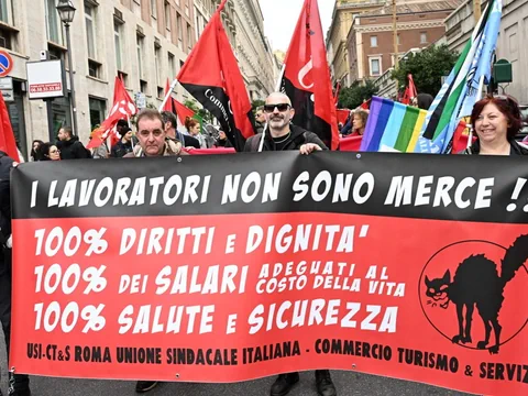 «Die Arbeiter sind keine Ware» steht auf dem Transparent einer Gruppe Demonstrierender in Rom.
