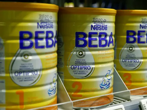 Nahaufnahme von Nestlé BEBA Milchnahrungspackungen im Regal.