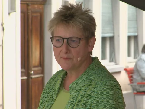 Churer Stadträtin Sandra Maissen in einem grünen Outfit.