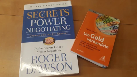 Zwei Bücher: «Secrets of Power Negotiating» von Roger Dawson und «Um Geld verhandeln» von Claudia Kimich wirst du schon bald zum Verhandlungsprofi.