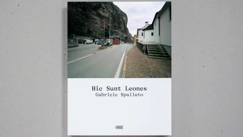 Buchcover von 'Hic Sunt Leones' mit Strassenansicht.