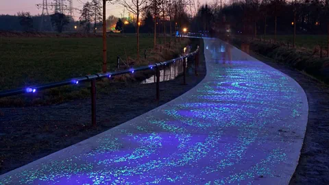 Leuchtender Fahrradweg in Holland