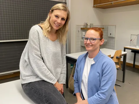 Die Lehrerinnen Patricia Locher und Carmen D'Alpaos vor der Wandtafel.
