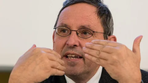 Regierungsrat Martin Jäger gestikuliert mit den Händen