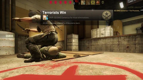 Ein Spieler hockt sich über einen am Boden liegenden «toten» Spieler, um Oralsex zu imitieren