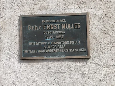 Gedenktafel  für den grossen Förderer der Stada Alta. Am Haus angebracht.