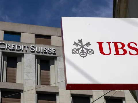 Gebäude von Credit Suisse und UBS-Schild.