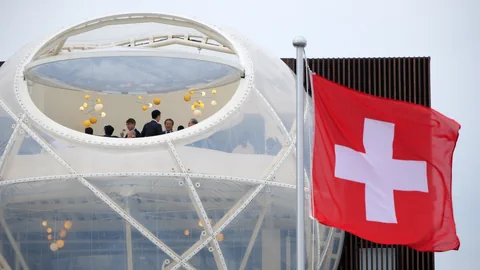 Schweizer Pavillon in Osaka und Schweizer Fahne.