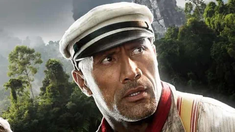 Dwayne Johnson mit Mütze, er schaut ängstlich.