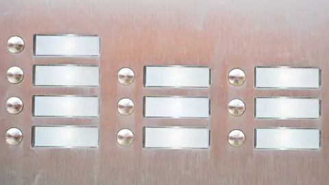 Flache Metallschnittstelle mit rechteckigen und runden Knöpfen.