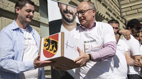 Mitglieder des Komitees zur Volksinitiative «Organspende fördern – Leben retten» reichen 145'000 Unterschriften ein.