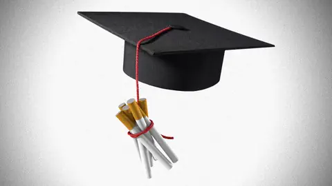 Absolventenhut, am Bändel hängt ein Bündel Zigaretten