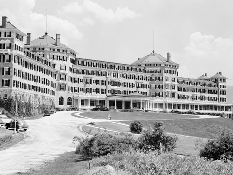 Schwarz-weiss-Foto von Hotelkasten
