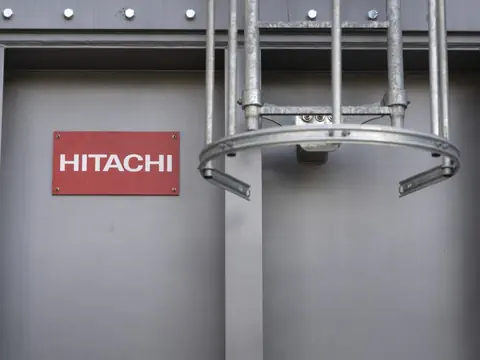 Hitachi-Schild an metallener Struktur.