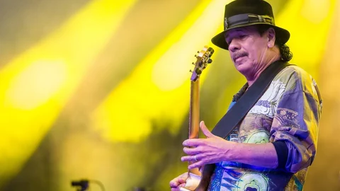 Carlos Santana spielt Gitarre