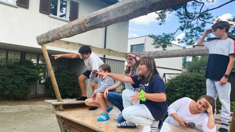 Zwei Teens Haben Mit Einem Kerl Viel Spaß Zwei Teens Haben Mit Einem Kerl Viel Spaß