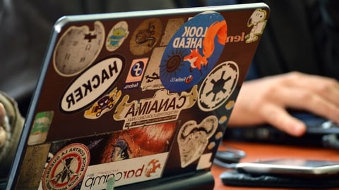 Hacker finden Schwachstelle im grössten Schweizer E-Voting-System Hacker finden Schwachstelle im grössten Schweizer E-Voting-System