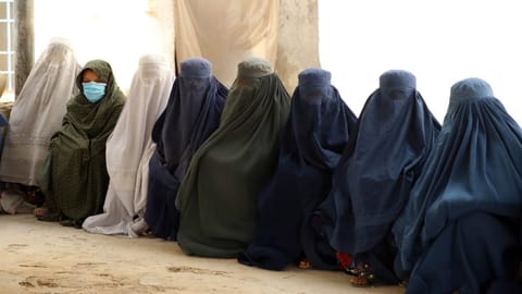 Frauenrechte in Afghanistan - Taliban schliessen Studentinnen von ...