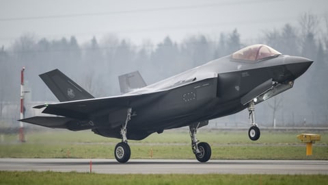 Allianz gegen US-Kampfjet F-35 sammelt 100'000 Unterschriften Allianz gegen US-Kampfjet F-35 sammelt 100'000 Unterschriften