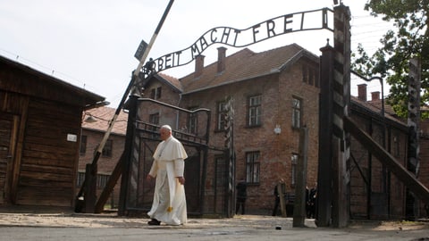 Papst Franziskus gedenkt der Holocaust-Opfer in Auschwitz Papst Franziskus gedenkt der Holocaust-Opfer in Auschwitz