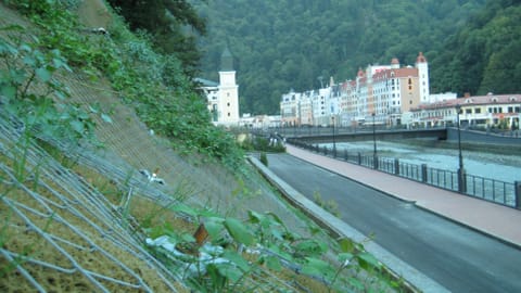 Schweizer Firma sichert rutschende Hänge in Sotschi Schweizer Firma sichert rutschende Hänge in Sotschi