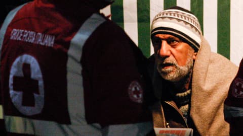 Flüchtlinge von Frachter in italienisches Aufnahmelager gebracht Flüchtlinge von Frachter in italienisches Aufnahmelager gebracht