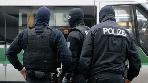 Wirbel um braune Polizisten zieht weitere Kreise Wirbel um braune Polizisten zieht weitere Kreise
